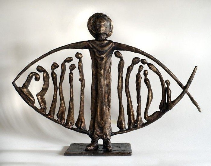 Billede af bronzefisk af den syriske kunstner Issa Kazah