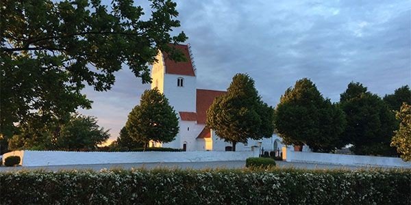 Kastrup Kirke set fra præstegården en sommeraften